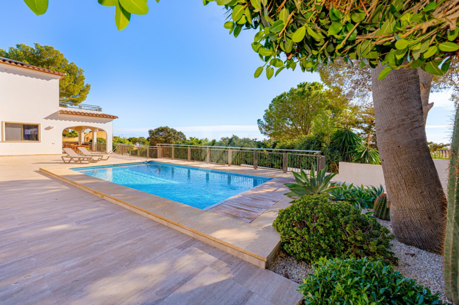 Villa de luxe en deuxième ligne à vendre à Moraira, avec vue sur la mer.