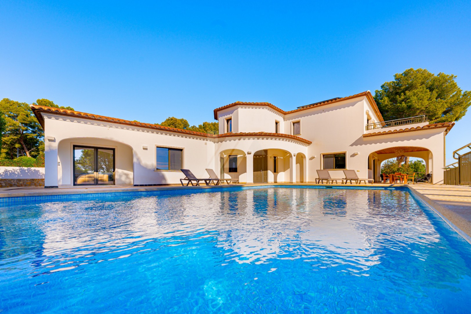 Villa de luxe en deuxième ligne à vendre à Moraira, avec vue sur la mer.