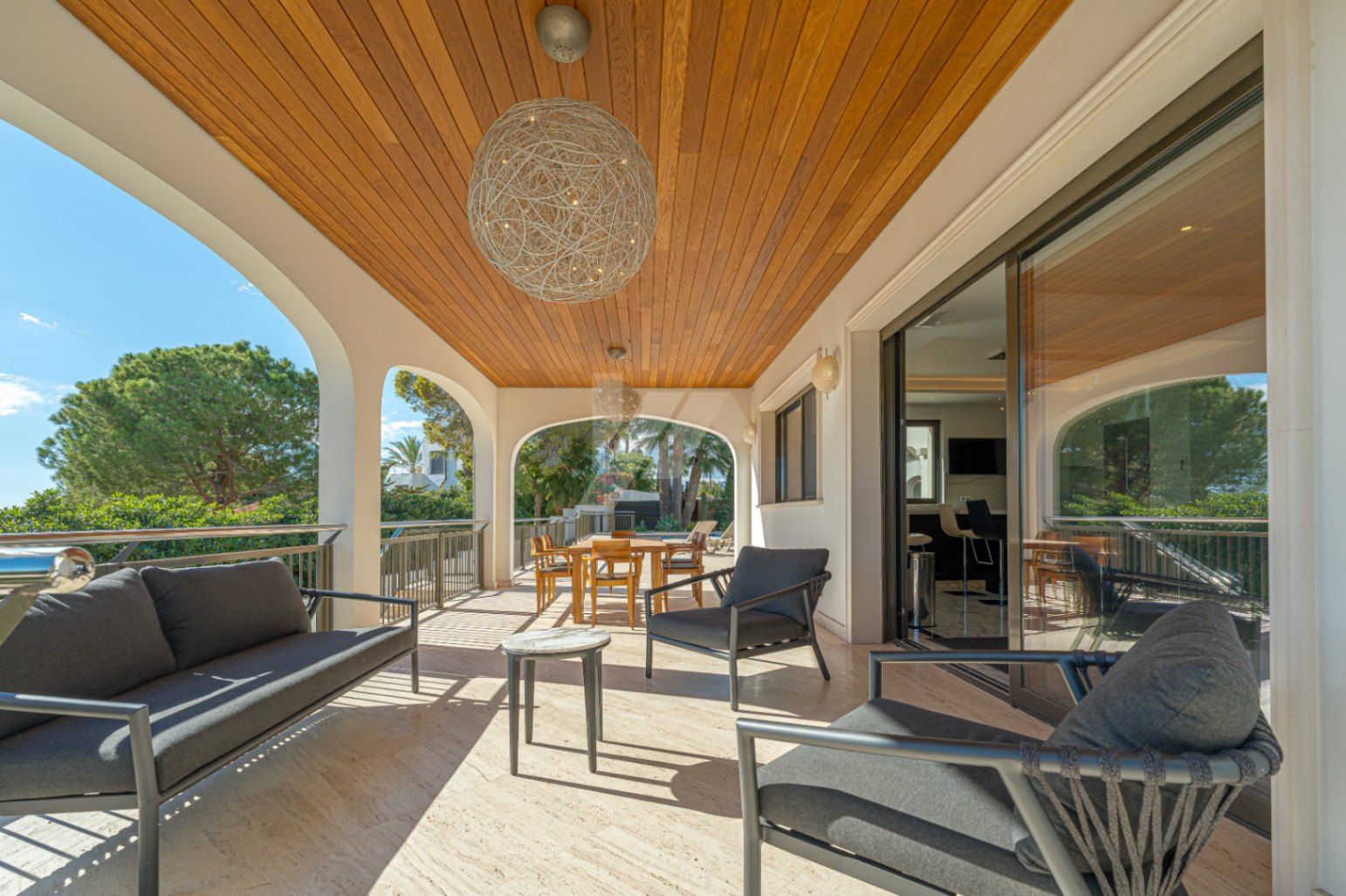 Villa de luxe en deuxième ligne à vendre à Moraira, avec vue sur la mer.