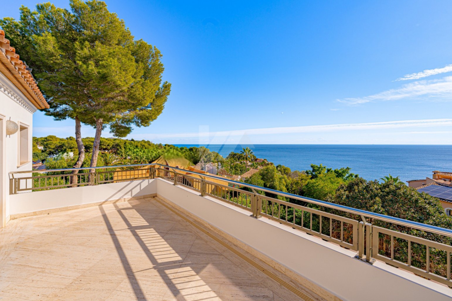 Villa de luxe en deuxième ligne à vendre à Moraira, avec vue sur la mer.