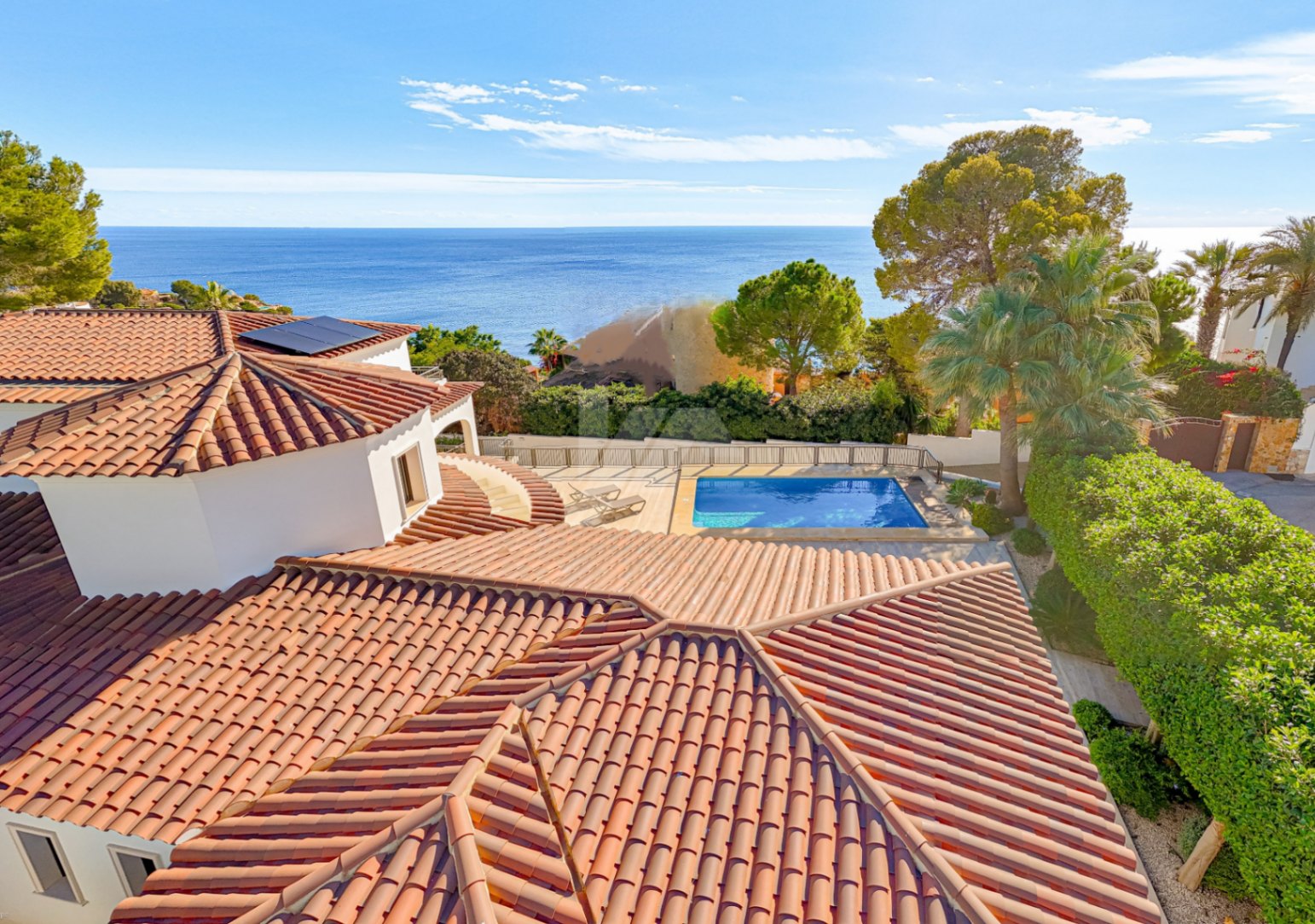 Villa de luxe en deuxième ligne à vendre à Moraira, avec vue sur la mer.