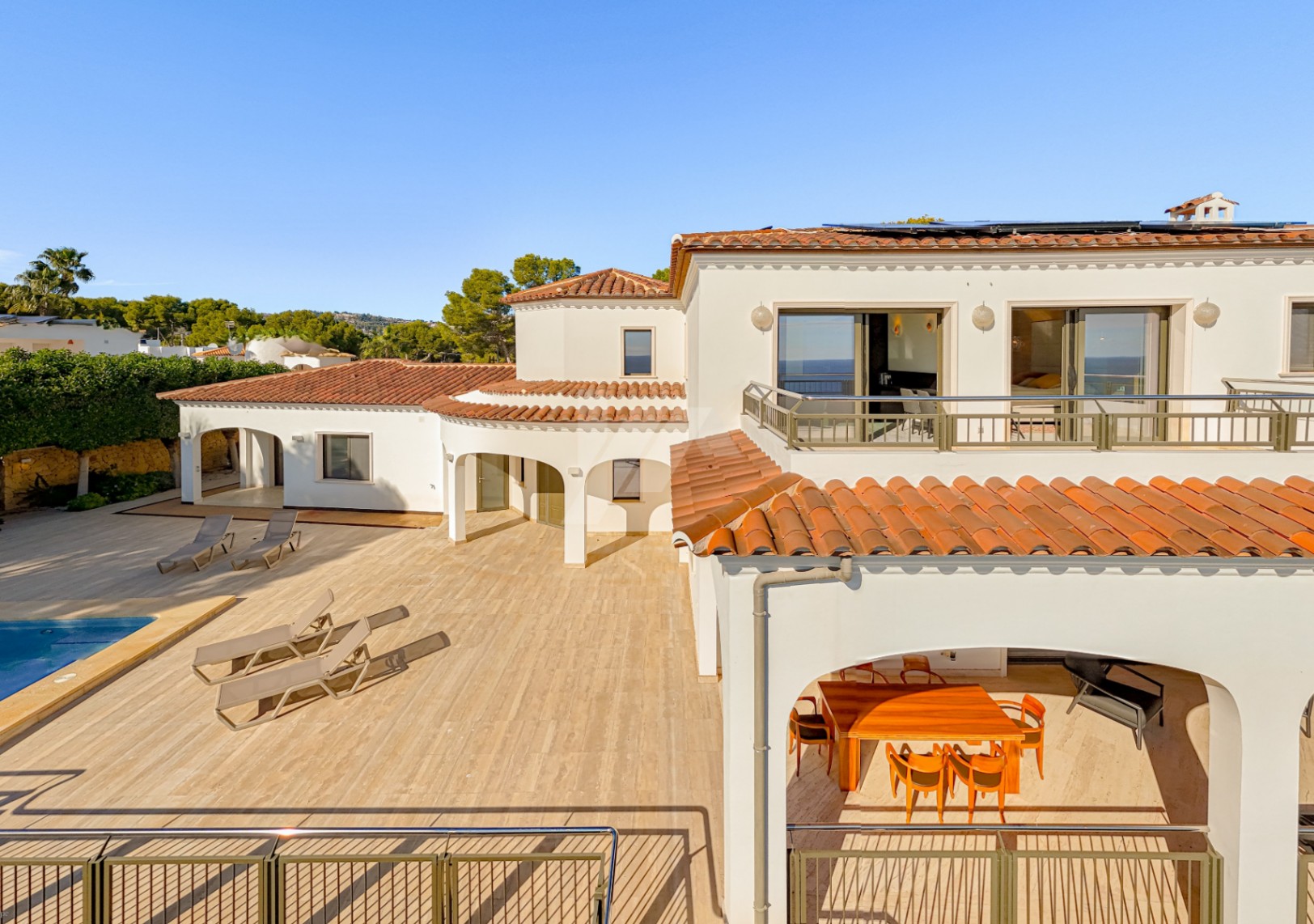 Villa de luxe en deuxième ligne à vendre à Moraira, avec vue sur la mer.