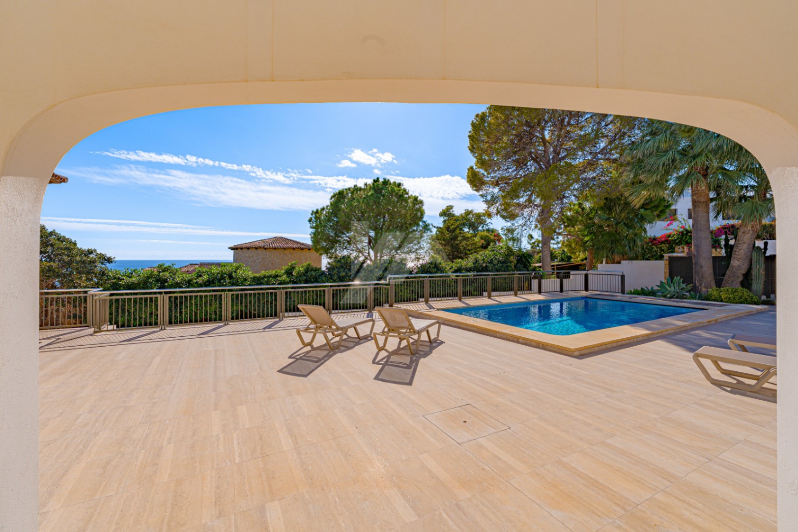 Villa de luxe en deuxième ligne à vendre à Moraira, avec vue sur la mer.