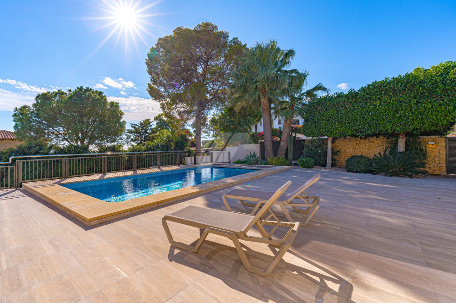 Villa de luxe en deuxième ligne à vendre à Moraira, avec vue sur la mer.