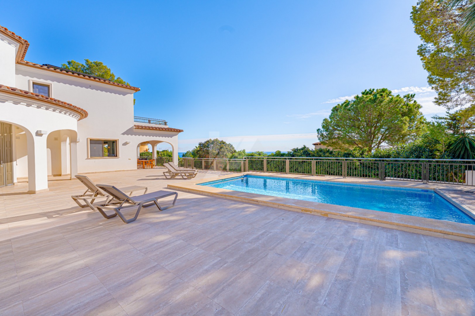 Villa de luxe en deuxième ligne à vendre à Moraira, avec vue sur la mer.