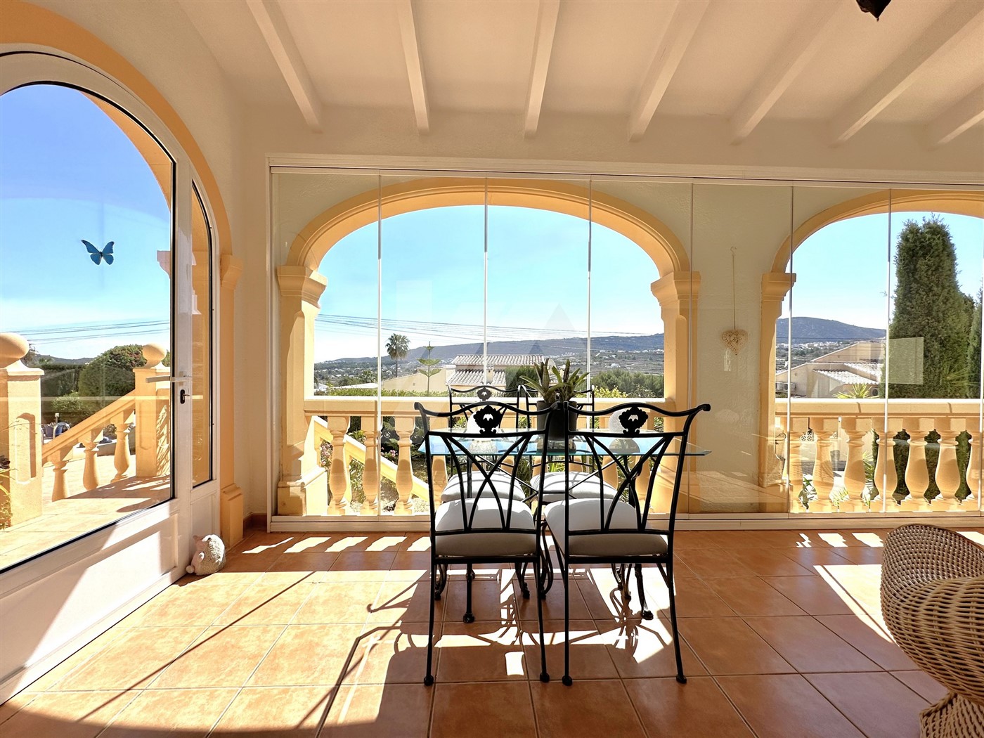 Charmante villa méditerranéenne à vendre à Benitachell, avec vue dégagée sur la montagne.