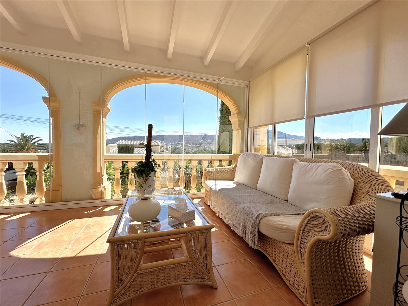 Charmante villa méditerranéenne à vendre à Benitachell, avec vue dégagée sur la montagne.