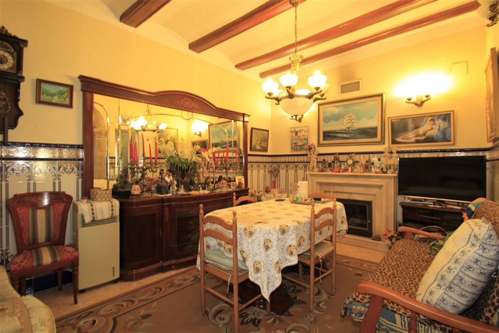 Maison de village historique à vendre.
