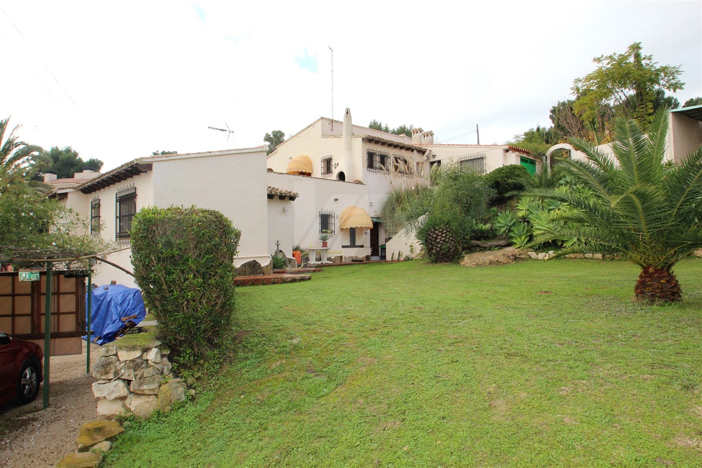 Villa à vendre à Moraira sur un double terrain, proche de la ville.